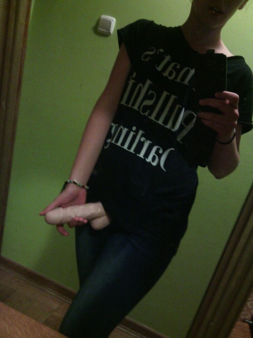 thenewlovetobepegged: willowplaster: My girlfriend waiting for me Lucky you!