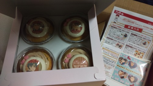 AAAAAAAAAAAAUUUGH THE V-DAY CUPCAKES HAVE ARRIVED MY LIFE IS WORTH LIVING ONCE MOREPLATE IS A BIT SM