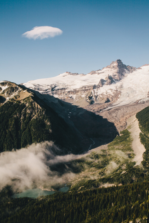 vhord:remedytoyourneeds:happyfade:Early Morning at Mount Rainier National Parkby  Jared Atkins 97% N