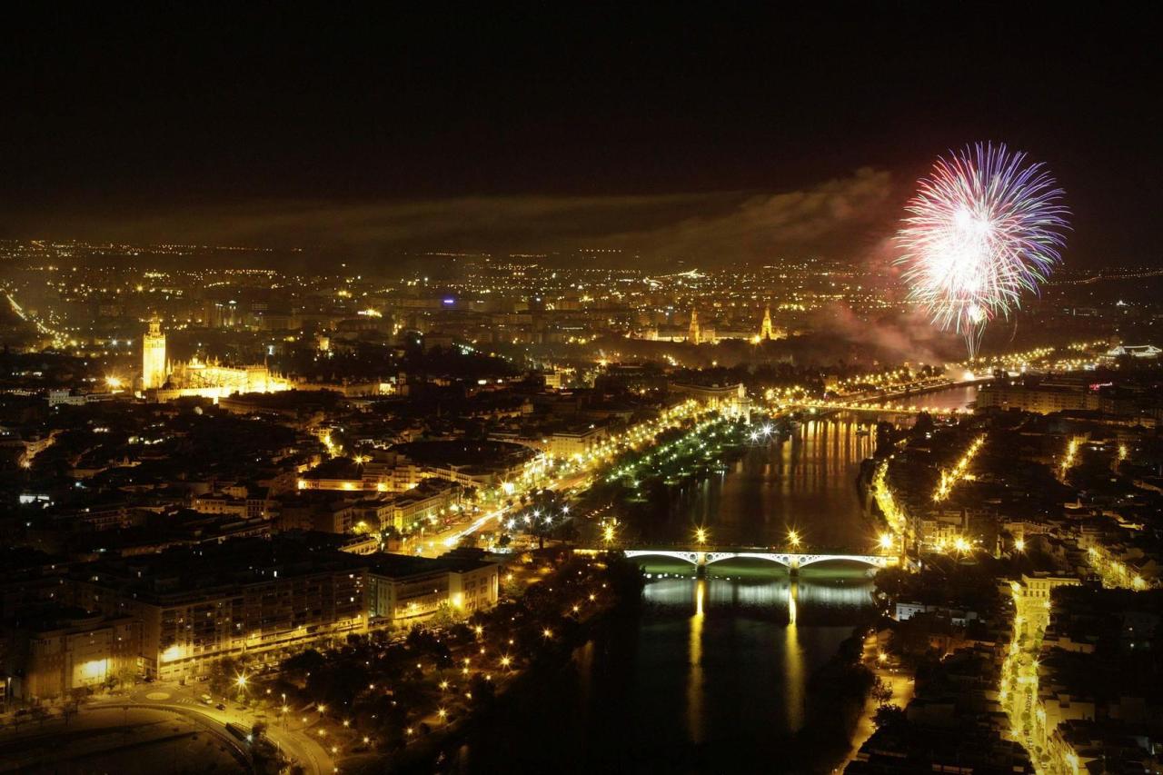 Vista de Sevilla bajo los fuegos artificiales de clausura de la Feria de Abril 2013, desde la Torre Pelli