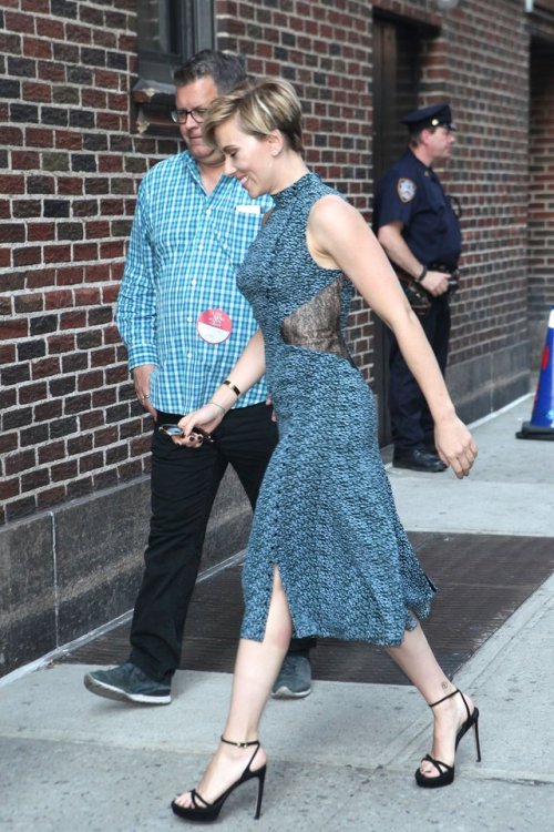 queen-scarlett-is-here:  Scarlett Johansson looks gorgeous arriving for and leaving after ‘The Late Show with Stephen Colbert’ (in a Proenza Schouler dress (13/6/17)).  She’s so fuckin hot