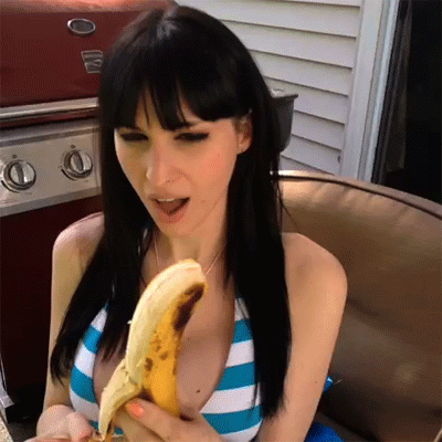 trappyfeet2:  eyeswoaface:  This perfect woman eating a banana.