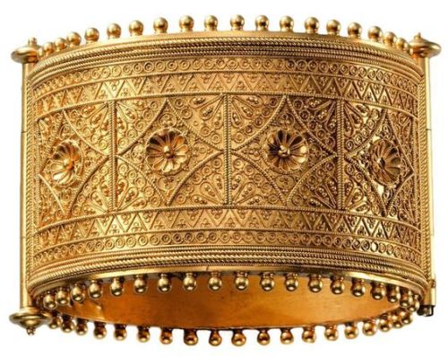 fashionologyextraordinaire:Etruscan gold bracelet C.550BC