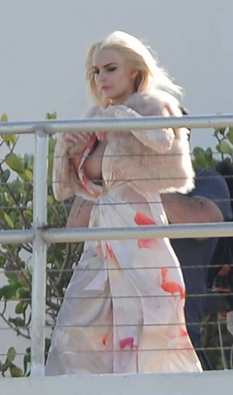 celebrities-empire:  Lindsay Lohan - Sexy girl