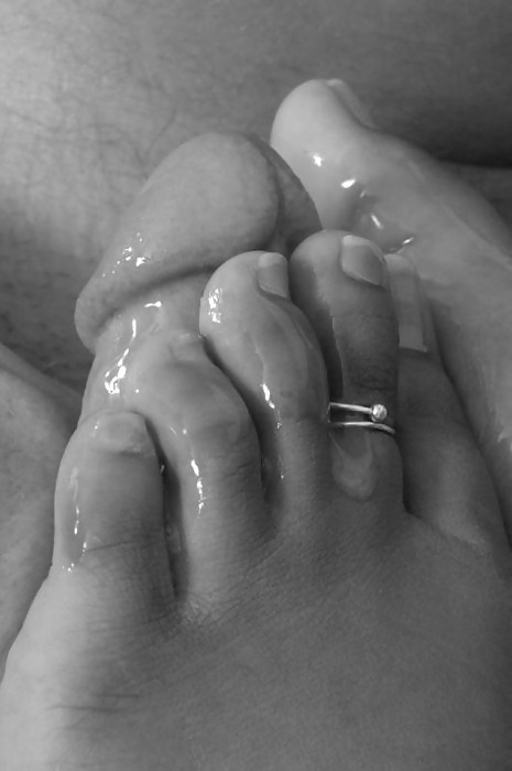 fetishssarea: Hookup with chicks that love sucking cock!