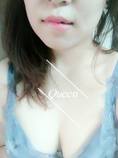 crazyqueensexygirl:有粉粉說喜歡我的嘴唇～那這樣你們是看胸還是唇呢？？？