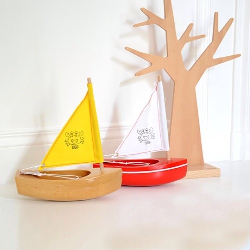 #Instantcrush 💛
Love These #handmade wooden boats crafted and produced here in #france ⚓🇫🇷 on adore ces petits mousses en bois navigables fabriqués en Bretagne ✨ pour les jeux de plage, de bain ou de bassin cet été ! #newin #wood #toyboat...