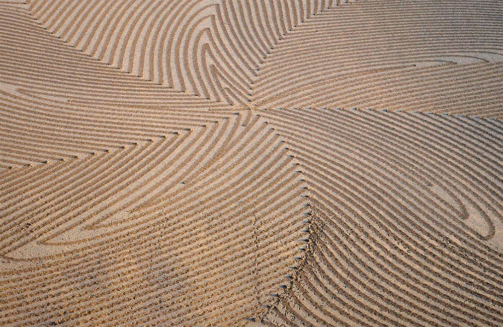 itscolossal:  See more: Expansive New Geometric Drawings Trampled in Snow and Sand