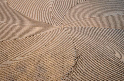 itscolossal:  See more: Expansive New Geometric Drawings Trampled in Snow and Sand by Simon Beck 