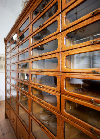 Haberdashery cabinet circa 1930
If it was possible to truly fall in love with inanimate objects, I would be head over heels for this haberdashery cabinet. It is just gorgeous! But the fact that it is meant for sewing notions, well, that just makes me...