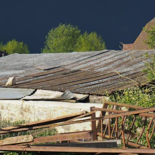 Helen, Tabitha and I were enjoying a happy evening doing a bit of family geometry and laying out the site, then the sky went dark, very dark…
#BlackShed #blacksky #BlackmarshFarm