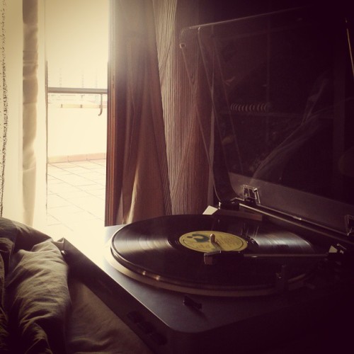 blue-skiesfrompain:  A felicidade mede-se em discos