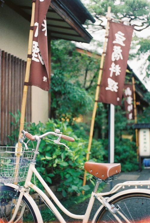 shootfilmstaybroke:Bicycle // Kyoto, Japan.