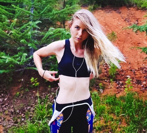 Mae’s Bibs Down instagram.com/maeelizabethg