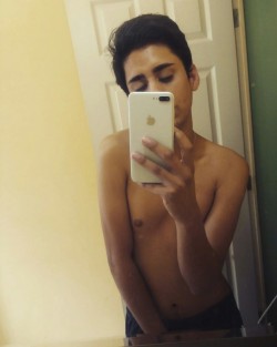 bisexmexico:  Un seguidor nos comparte su pack desnudo con verga grande, si quieres contactarlo VISITALO en Instagram!! 👉🏽@fernandomnrl