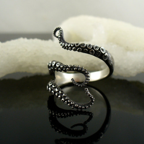 snipegift:  Deep sea monster as a jewelry for added coolness! Tentacle ring by OctopusMe 