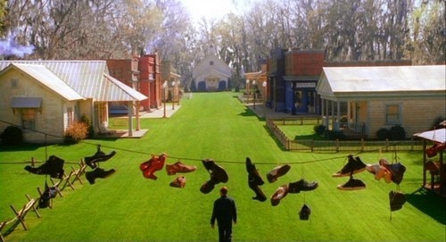 charliemacabray:   Big Fish (2003) directed by: Tim Burton based on the novel by