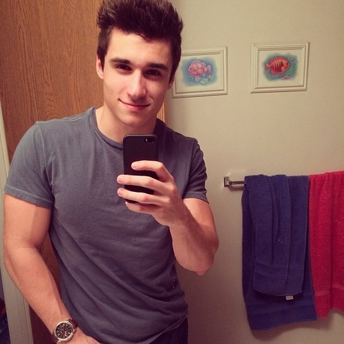 t0m-ass:  can i look like him pls