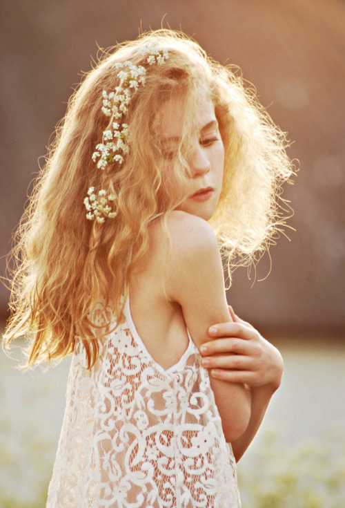 lovelolla:♥ flowers in her hair ♥