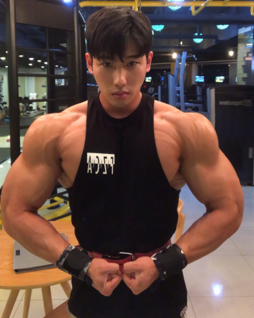 shreddedobsession:Woo Sung Hak adult photos