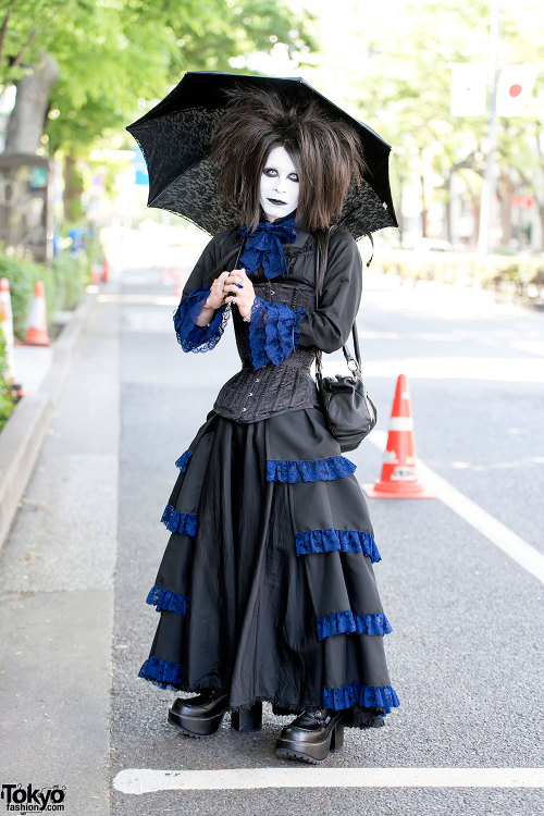Takkun is a Japanese shinonuri who we photographed in Harajuku. His gothic look features a lace-trim