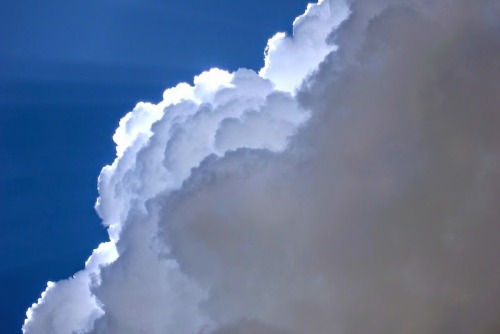 Nubes. Vistas desde lo alto de la Pirámide de la Luna en Teotihuacán._____Clouds. Seen