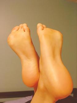 foot-fetish-ladies:  DMs welcome… ;)