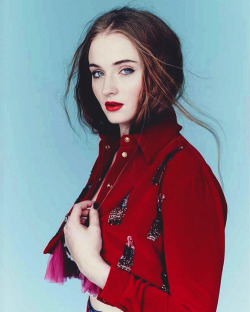 sylviagetyourheadouttheoven:  Sophie Turner - Nylon