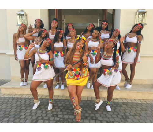 blackandbrownlove:ZULU Source: @sbahle_mpisane  Mua: @thobie Outfit: @zulu_brides