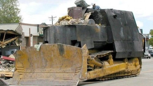 m4a1-shermayne: The Komatsu D355A “Killdozer”, an armored bulldozer used in a rampage in