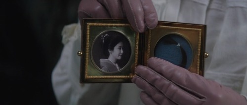 wednesdaydreams:Gloves in THE HANDMAIDEN (2016), dir Park Chan WookIn The Handmaiden, gloves are wor