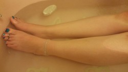 sweetcandytoes:  More bath time.