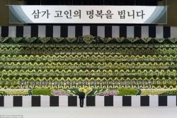 joodanjyanaiyo:  dominioshs-deactivated20140517:  According to the latest figures, 150 people are confirmed to have been killed in the sinking ferry Sewol. South Korean media reported that when found, the bodies of so many students had broken fingers