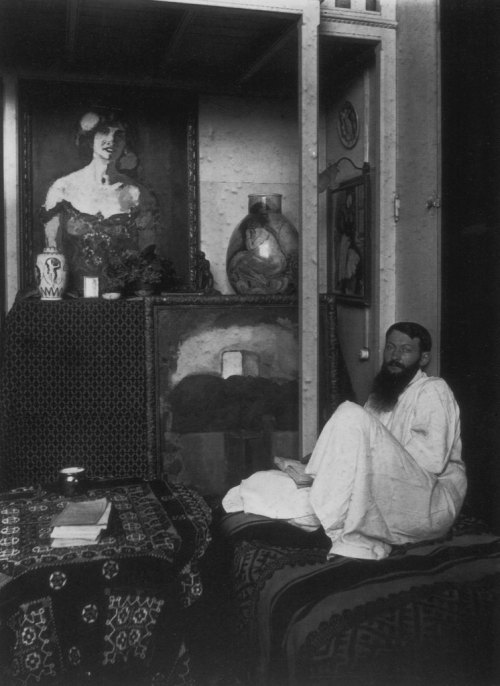 arteysentimiento: Kees van Dongen in his studio 6 Saulnier street in Paris, c.1910