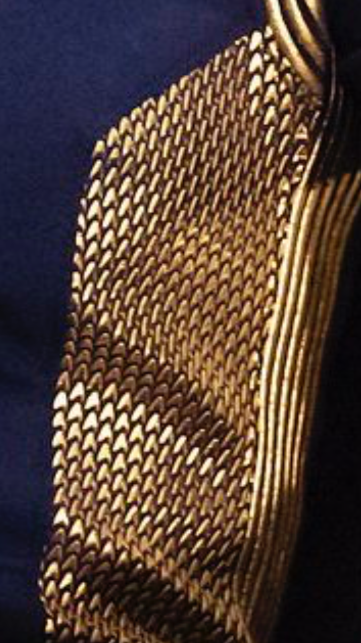 nonbinarybuckys:  trekcore: Look Closely: Torso panels of the new Discovery uniforms