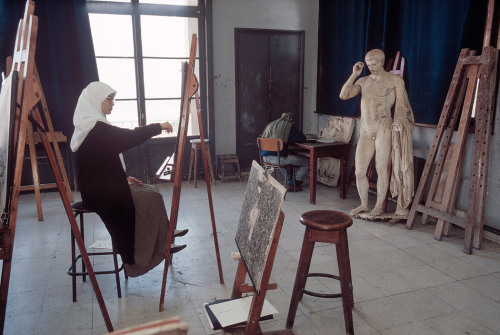morobook:    Algeria.Algiers.School for Fine Arts. A student next to a classical statue.1990 
