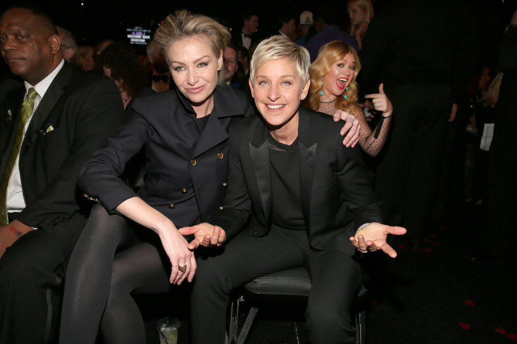 thatcrazystupidlove:  Kelly Clarkson photobombing Ellen &amp; Portia at the Grammy’s