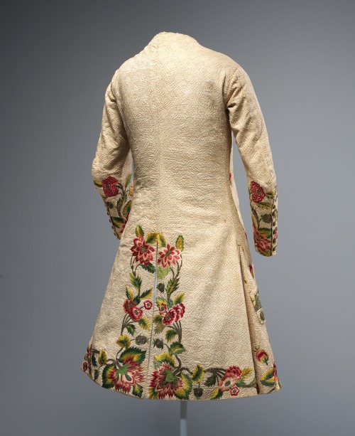 thegentlemanscloset:fashionsfromhistory:WaistcoatEarly 18th CenturyBritishThe plain white linen of t