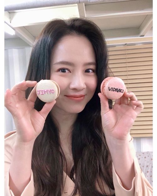 Song Ji-Hyo IG Update | 19022021매번 감동 주시는 비디비치 여러분들!!⠀귀염 뽀짝 선물에 행복했습니다아⠀