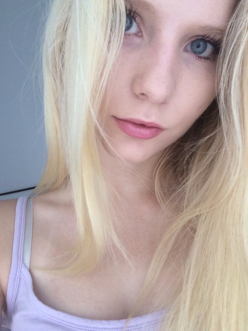 sweetadorablegirls:  pale-lilly:​​​​ ​​​​Sweet, Adorable, Girl Next Door