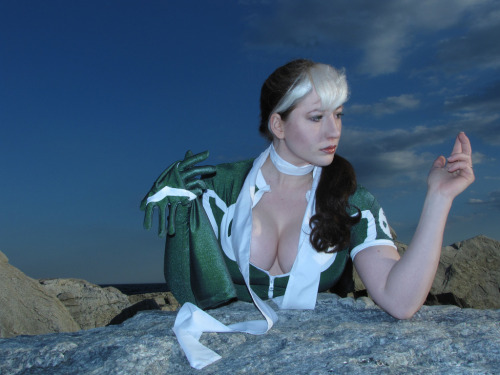 bellechere:  xcyclopswasrightx:   BelleChere as Rogue  Check out this post, where she goes into her recipe for bleaching her hair as Rogue  I was going to make a post just like this, but I was beat to it! Thanks! Check the link above for my hair bleaching