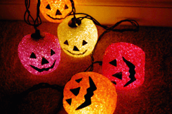 spookyshouseofhorror:  Sparkly Pumpkin Lights