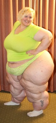 chubbyojibwegirl089:  ssbbw-pear:    She’s gorgeous!