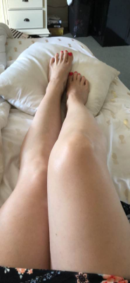 myprettywifesfeet:  My pretty wife just sent me this sexy lunch time pic.please comment  