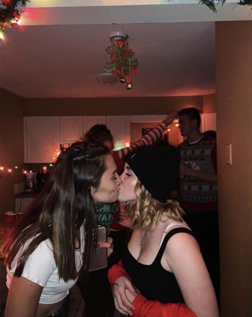 bicurious-bisexual-lesbian:  Kissing under