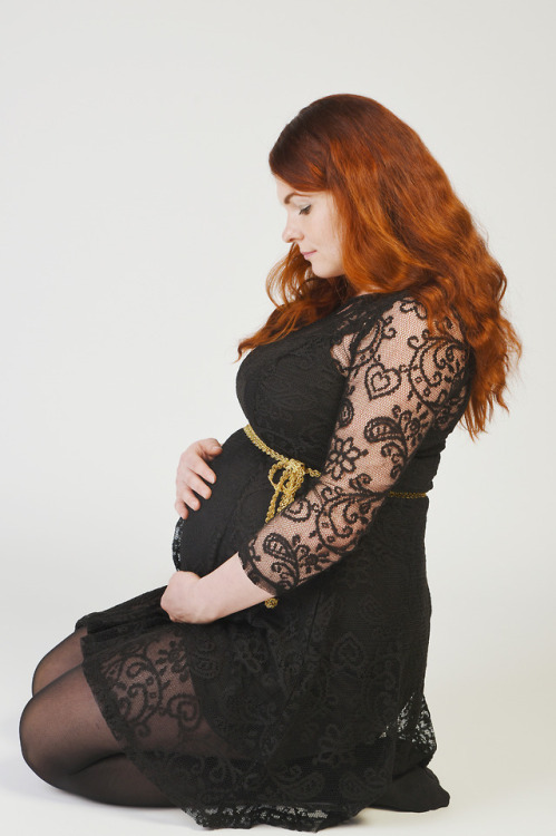 phregnant: Pregnant women wearing maternity tights