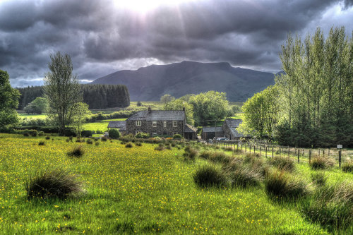 lovingtheuk:Cumbrian farmhouse