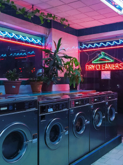 sleazeburger:An awesome 18 year-old named Savanna drew my photo of the neon laundromat~ go check out their work it’s v dope : http://heartsl0b.tumblr.com/ 