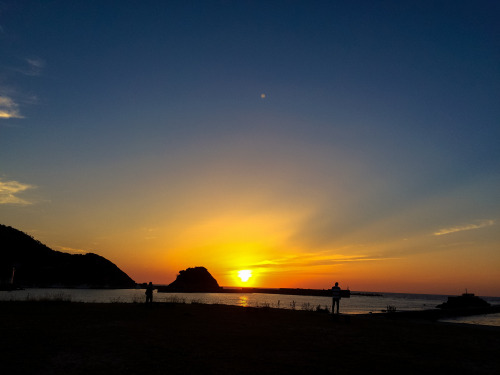 torippanashinajacony:  今日のジョギングは夕日に向かって走るかたちになった。海岸線に出るとカメラを持った人がちらほら。折り返しのところのも何人か撮ってたので僕も止まってiPhoneで撮る。折り返し後もなんかカメラマン（というか女性もいた）増えてる。で、また止まって撮る。3番目の写真の太陽、もうちょっと赤かったんだけどな。