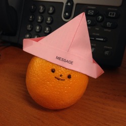 hillergoodspeed:  was going to eat this orange for lunch but we’re friends now and i would never eat him. 